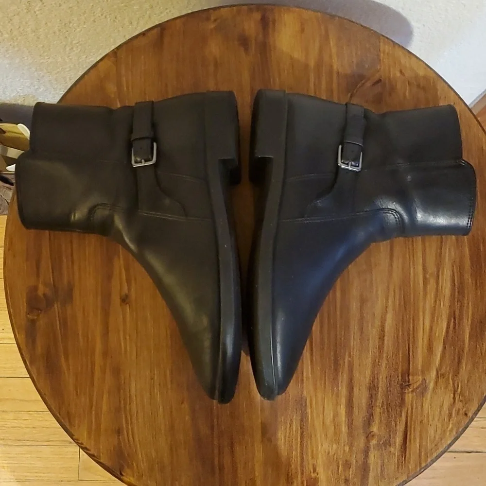 Ecco| Black Supple Smooth Leather Booties Boots Side Zip Low Heel   Sz.6